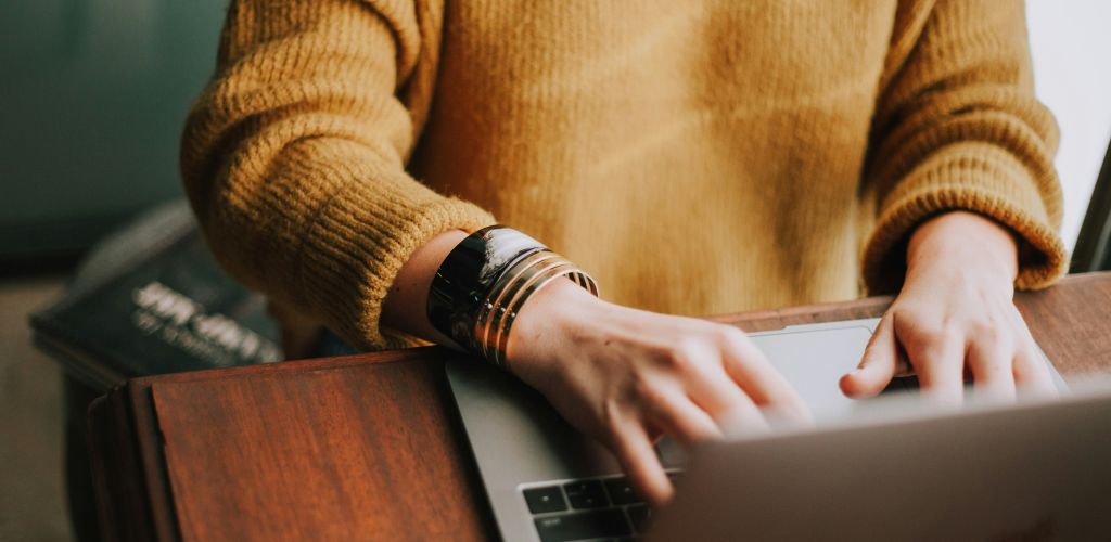 eine Person, die an einer White-Label-SEO-Software arbeitet  white label seo software